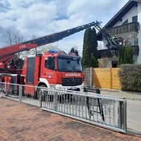 Drehleiterrettung in Thannhausen am 26.04.23_2.jpg