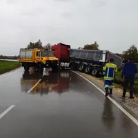 lkw_umgestuertzt_auf_der_b300_thannhausen_west_am_241022_1_20221025_1965334315.jpg
