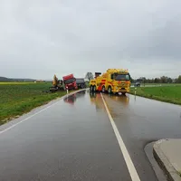 lkw_umgestuertzt_auf_der_b300_thannhausen_west_am_241022_3_20221025_1573345847.jpg