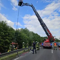 Personenrettung mittels DLK auf der B300 Thannhausen Ost am 17.05.25_1.jpg