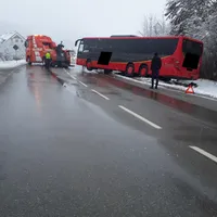 Bus von Fahrbahn abgekommen in Thannhausen am 01.12.23_1.jpg