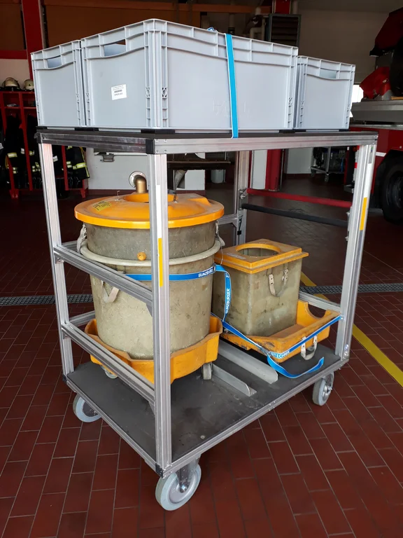 Rollwagen "Ölschaden Wasser"