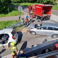 VU zwei PKW, Person eingeschlossen zwischen Bayersied und Balzhausen am 14.05.24_10.jpg